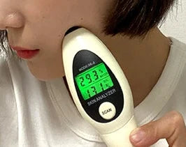 Skin analyzer on the cheek after using the toner