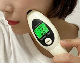 Skin analyzer on the cheek before using the toner