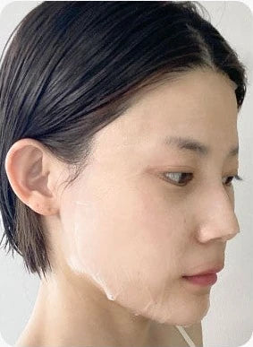 시트 마스크를 붙인 여성, 사용 전, 자체 수분 테스트